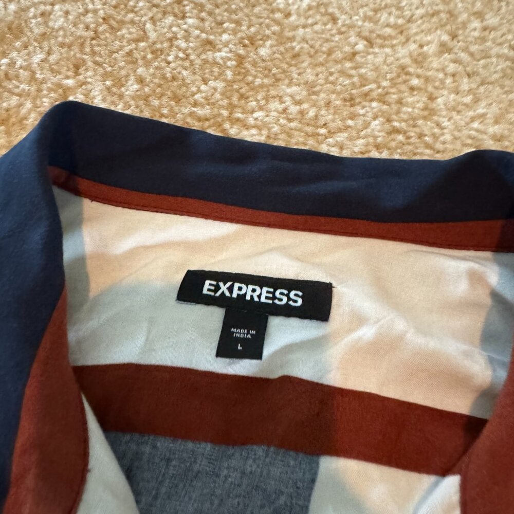 Express Short Sleeve Patterned Button Down - image 4